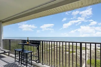 Image de Direct Oceanfront Modern Luxury Top Floor “Sea La Vie”