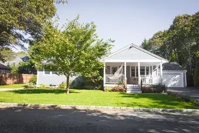 Image de Relax by Oak Bluffs Harbor, enjoy your 3-bedroom East Chip retreat