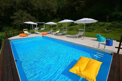 Image de Villa spacieuse Ă Fabriano avec piscine