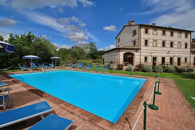 Image de Cottage exquis Ă Urbania avec piscine