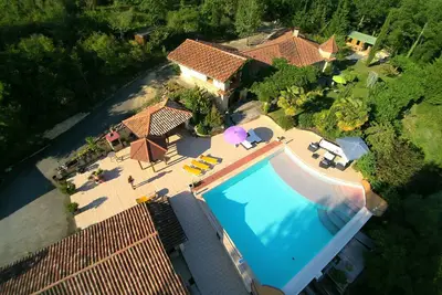 Image de Deux maisons dans un beau parc avec piscine