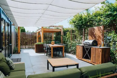 Image de Beautiful bungalow with outdoor kitchen, within walking distance of the beach.