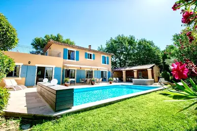 Image de Villa moderne avec piscine & jacuzzi Ă Villars