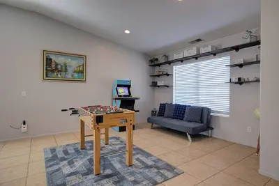 Image de Ultimate 4 Bedroom Game House Border of Coachella Ideal for Big Groups!