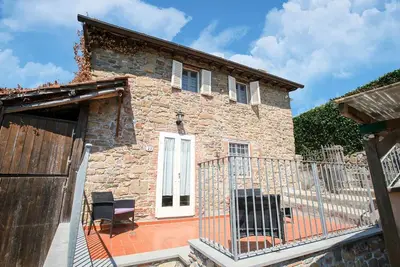 Maison de vacances rustique avec un jardin privé à Lucques