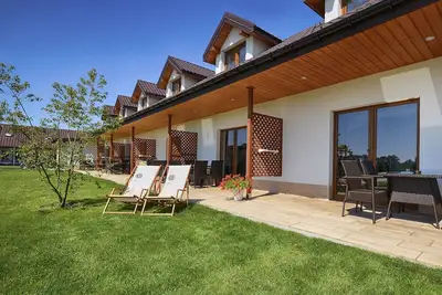 Image de Maison de vacances moderne à Darlow avec jardin