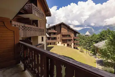 Image de Appartement 'Morrillon 1100 Skis aux Pieds' avec vue sur les montagnes, balcon et Wi-Fi.