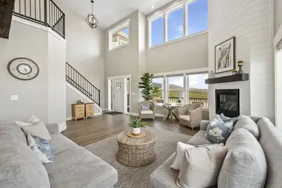Image de Persimmon Hill (Sleeps 26) by Bear Lake Luxury Rentals