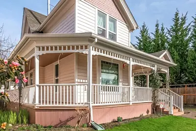 Image de Culinary + Wine Delights on Your Doorstep | Dog-Friendly House + Yard