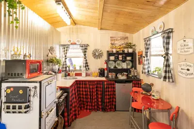 Image de Unique Tiny House with Queen Bed and Hot Tub in country setting.