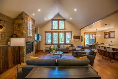 Sunriver Escape with Hot Tub, Ping Pong & Bbq