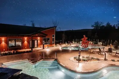 Image de Blue Mountain Village Condo w\/ Pool - Steps from Scandinave!
