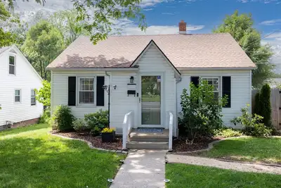 Image de New! Cheerful 2 bd bungalow with hot tub. Must see!