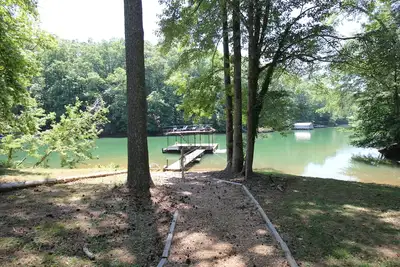 Image de Quiet lake cove home with single slip dock