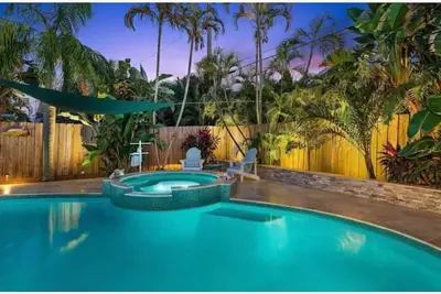 Wow-Tropical paradise in Jupiter 3Bed  2ba with heated saltwater pool and spa.
