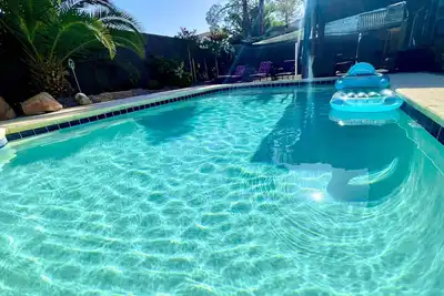 Image de Spacious, Large Pool, Hot Tub, Oasis -close to Speedway, Strip, Airport