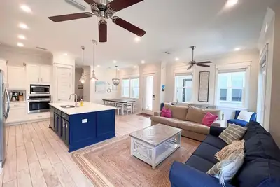 Image de 6 seater golf cart, pet friendly, zero entry pool! 30a across from The Big Chill!