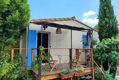 Image de Joli Cabanon - Terrasse avec vue sur, jardin ombragé et place de parking privée