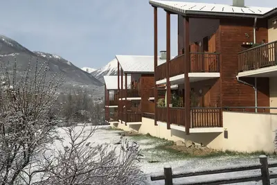 Image de Guillestre T2  avec terrasse, proche des navettes vers les stations du Queyras