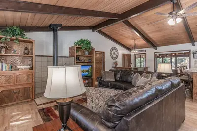 Image de \"Tucked Inn the Pines\"- Cozy Cabin in beautiful Pinetop.