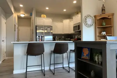 Image de Long term, Bright, New 2-Bdrm w/patio & Mtn views!