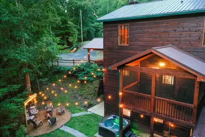 Image de 4Bdr+ Loft ~ Dog Friendly~ Hot tub~ Game Room ~ Resort Pool ~ Fire Pit- Ellijay