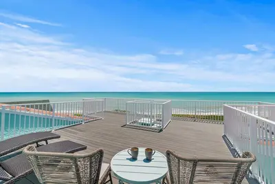 Image de Direct Oceanfront Hideaway Beach House 3 story with Rooftop Terrace!