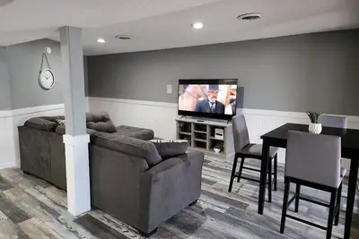 Image de Lake Front 2-bedroom, 1 bath ground floor apartment! Dock and Kayaks included!