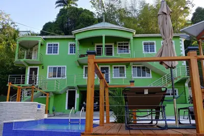 Image de 2 Mountain View Apartment With Pool