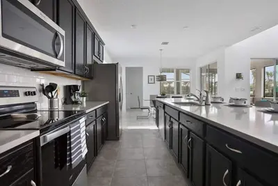 Image de Beautiful, Comfortable home by Disney! !