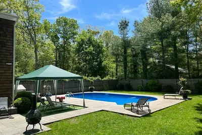 Image de Enjoy your stay in the Hamptons in this beautiful 2 story house.