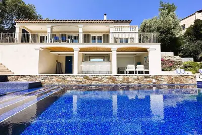 Image de Belle Villa pour 6 personnes avec grande piscine à débordement et vue mer à La Londe-les-Maures