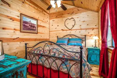 Image de Serenity Cabin | Hot Tub | Fire Pit