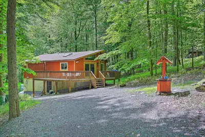 Image de Walk to Lake & Beach: Pocono Cabin w/ Fire Pit