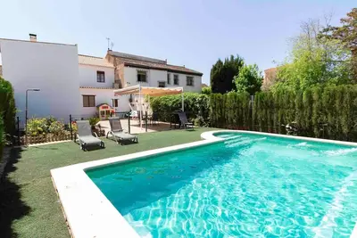 Image de Fantastique maison avec piscine privée, jardin et wifi