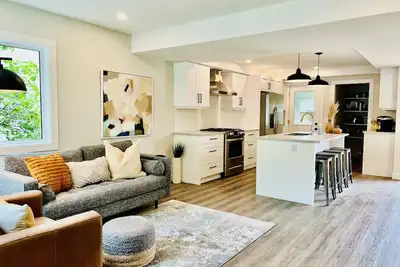 Image de Top of The Line Kitchen - Large outdoor Patio - Cozy Living Room