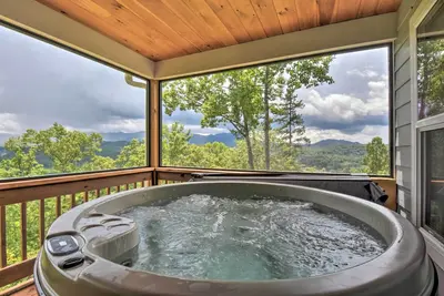 Image de ‘Sky Blue Overlook’ - Hot Tub & Screened Porch!