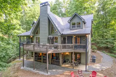 Image de Coosawattee escape Sleeps14 w/ HotTub, KingBeds, Pet-Friendly, GameRoom, FirePit