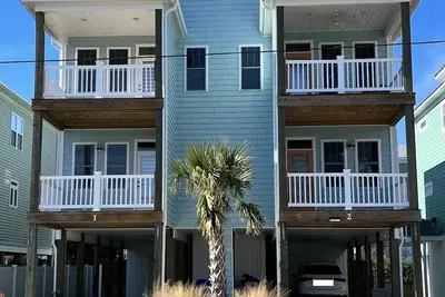 Image de Gorgeous home one block from beach w/private elevator!