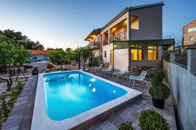 Image de Maison pour la famille près de la mer et avec la piscine Razanj, Rogoznica (K-19735)