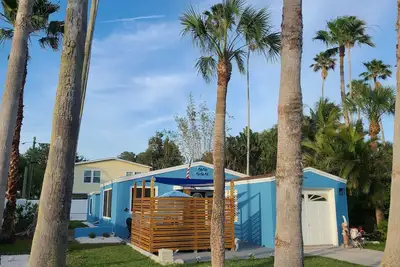 Image de Entire house a mere hundred yards from the sugary sands and Gulf!