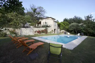 Image de Magnificent house in lush greenery swimming pool Climatisee