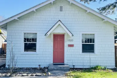 Image de Cheerful 2-bedroom home w/ a yard, walk downtown!