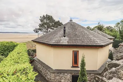 Image de Oversands Cottage, romantic, with a garden in Grange-Over-Sands
