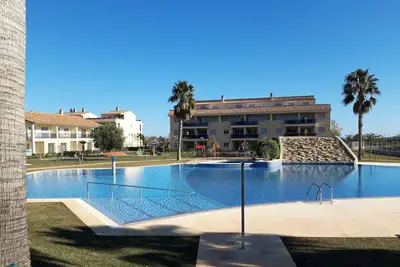 Image de Maison idéale pour des vacances en famille ou entre amis avec piscine