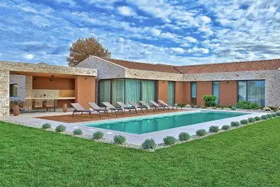 Image de Maison de vacances attrayante à Brtonigla avec jacuzzi