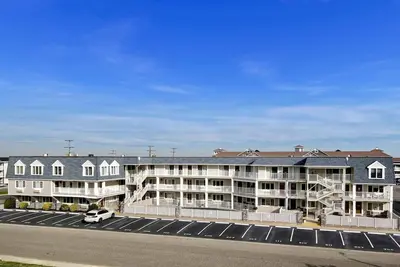 Image de Newly Renovated Beachblock Condo!