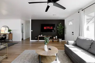 Image de 5min from Old Town, Modern Cozy, King Suite, Family Friendly, Bbq