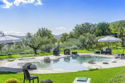 Image de Maison de vacances somptueuse Ă Fermo avec piscine