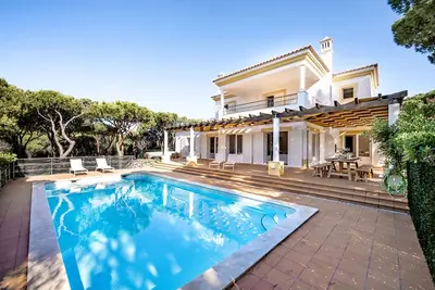 Image de Grande villa avec piscine privée à distance de marche de la plage